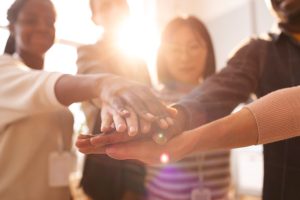 Equipe reunida demonstrando cumplicidade e alinhamento