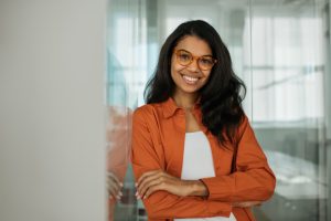 Mulher líder sorrindo em uma postura confiante