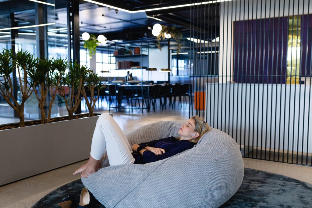 Mulher meditando no trabalho, representando saúde mental e equilíbrio