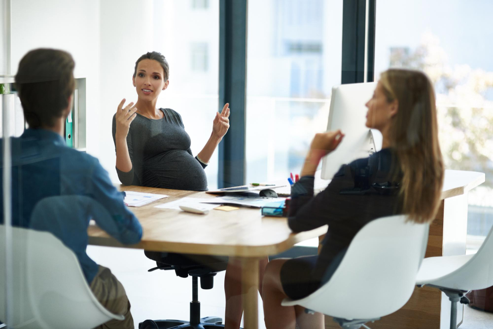 Equipe em reunião colaborativa buscando soluções eficazes